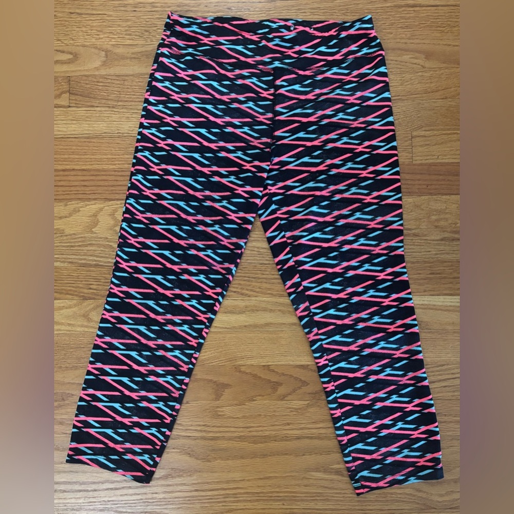City Streets Cropped Leggings Women’s Large Multicolor Line Design Athletic